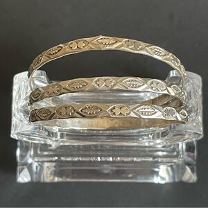 Vintage sterling silver Floral Engraved Bangle Bracelet.